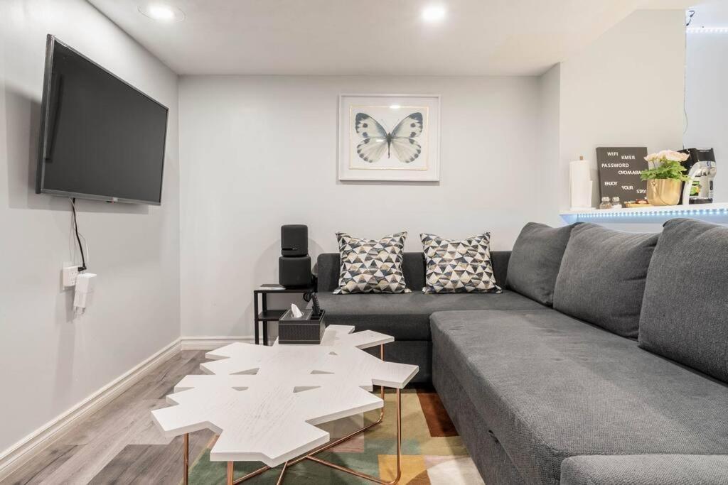Apartamento Cozy Nest Basement Unit Hamilton Exterior foto