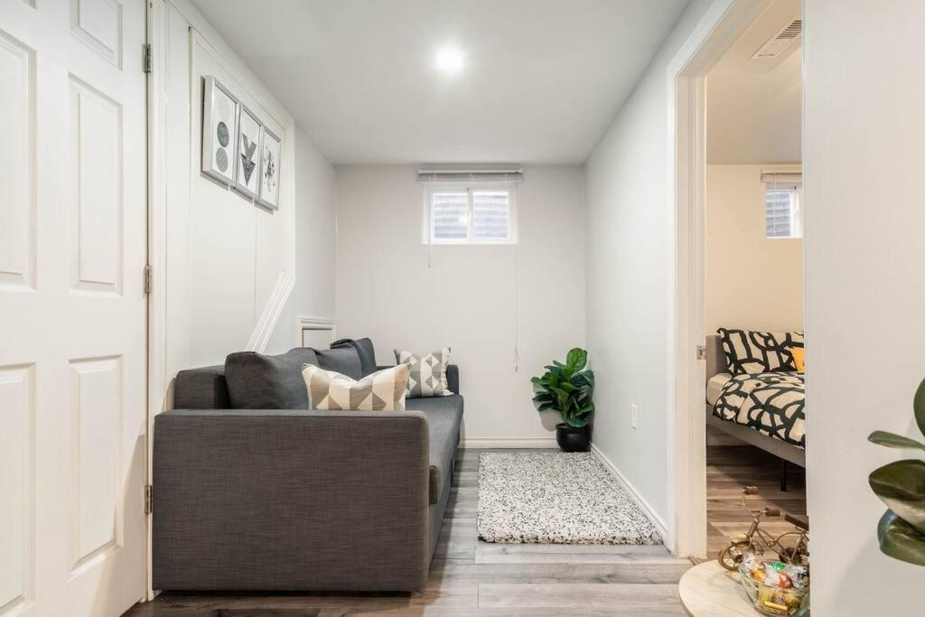 Apartamento Cozy Nest Basement Unit Hamilton Exterior foto