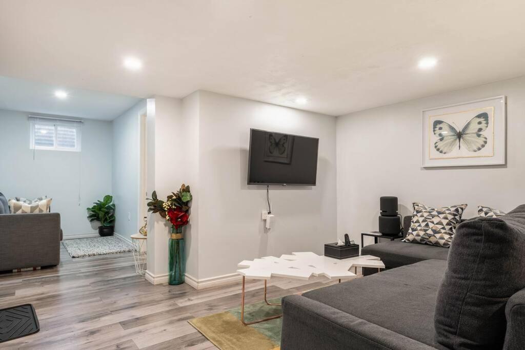 Apartamento Cozy Nest Basement Unit Hamilton Exterior foto