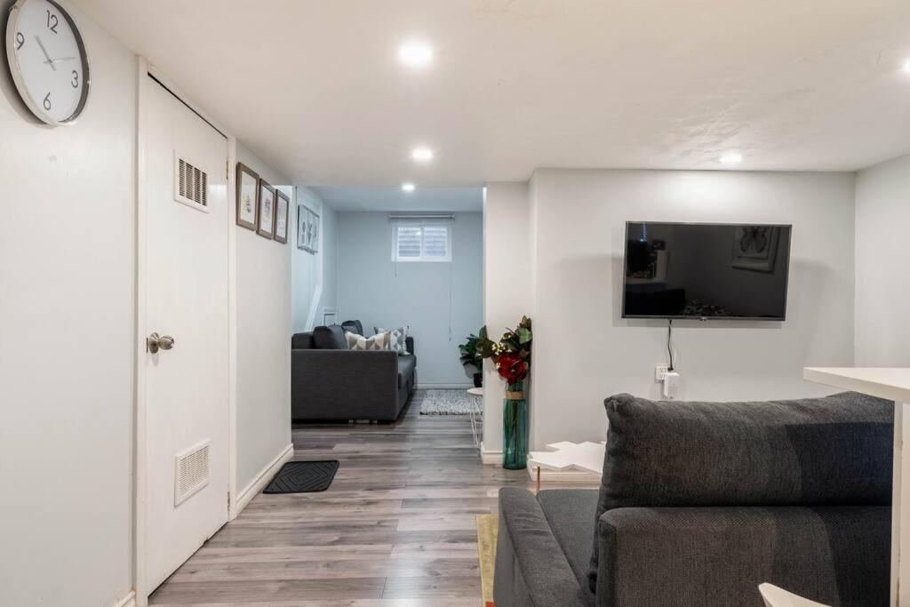 Apartamento Cozy Nest Basement Unit Hamilton Exterior foto