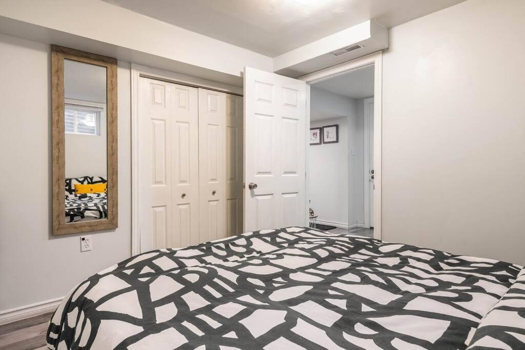 Apartamento Cozy Nest Basement Unit Hamilton Exterior foto