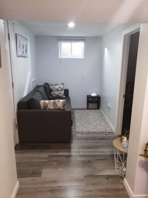 Apartamento Cozy Nest Basement Unit Hamilton Exterior foto