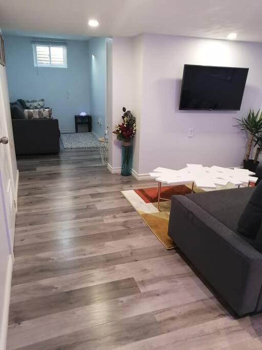 Apartamento Cozy Nest Basement Unit Hamilton Exterior foto