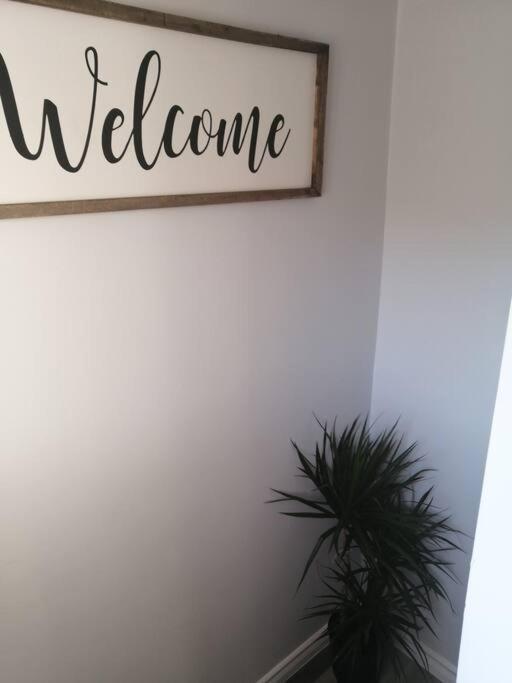 Apartamento Cozy Nest Basement Unit Hamilton Exterior foto